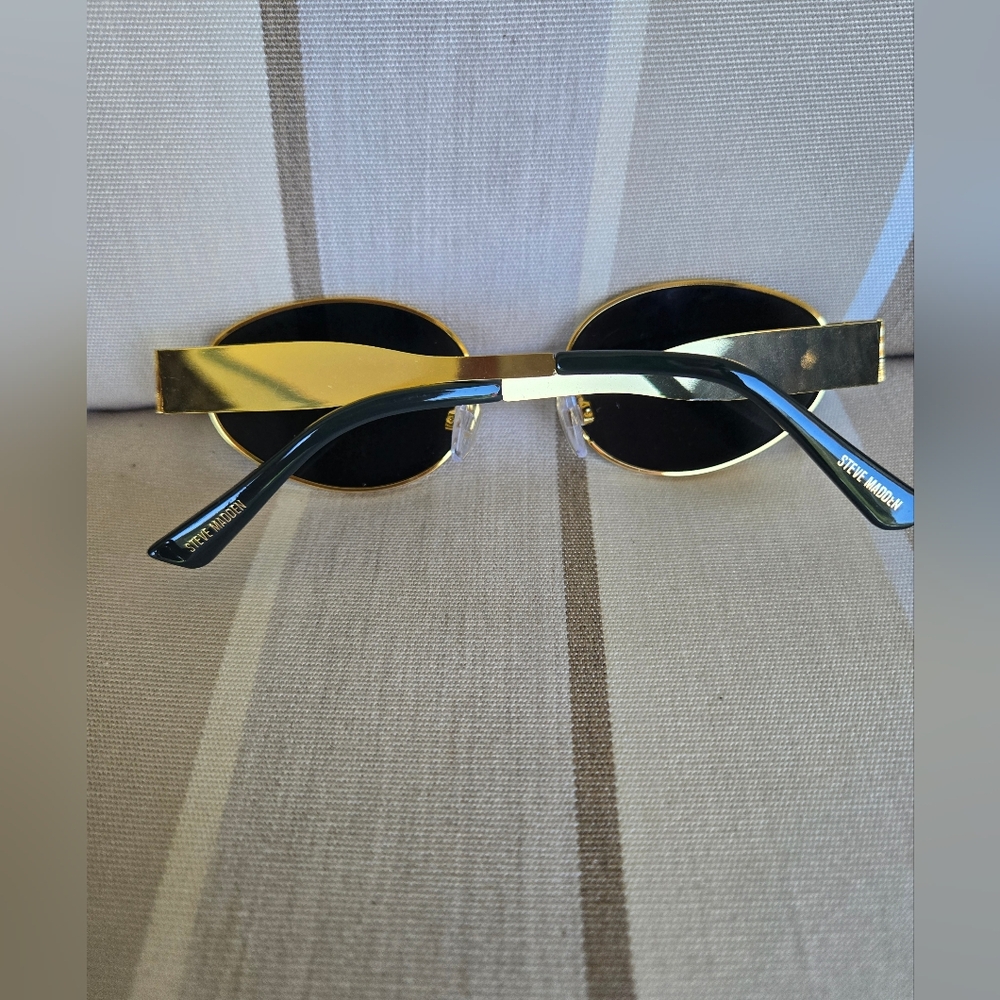 Steve Madden Oval Sunglasses Gold Metal Frame Black Lenses Retro Y2K Style - Picture 2 of 5